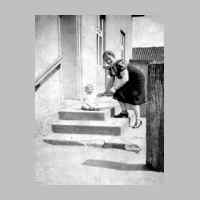 022-0326 Anna Schlisio, geb. Mombrei mit Tochter Gretel im Sommer 1940 vor dem Eingang zum Laden von Schuhmacher Erich Grube..jpg